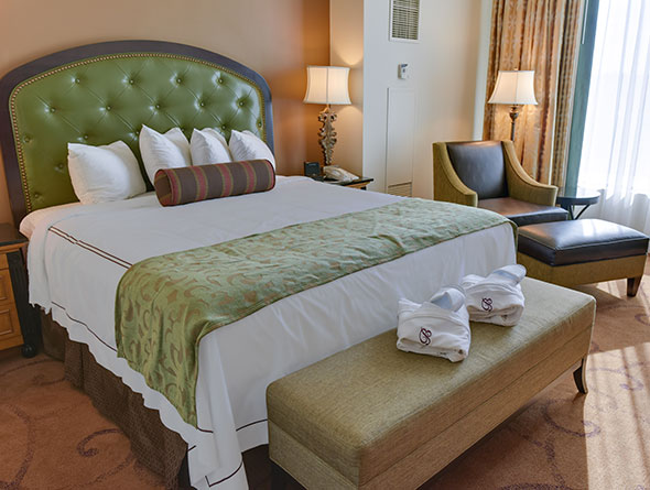 Deluxe king room at Belterra
